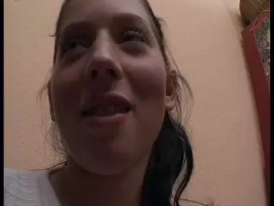 Ein geiles Amateurgirl fickt sich die feuchte Spalte