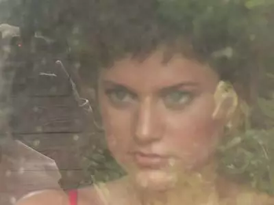 Dunkelhaarige Frau wird in einem Wald nach urinieren ausgiebig gefickt