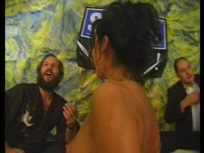 Sexy Ehegattin gibt ihrem Ehemann einen Handfick bis er sie anspritzt