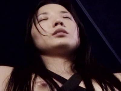 Das notgeile Asia-Flittchen fickt sich alleine vor ihrem Stecher