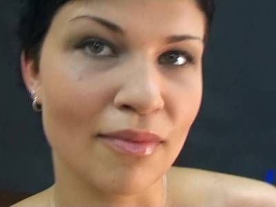 Mit ihren dicken Möpsen macht die Fotze den Kerl ganz heiß