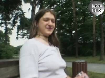 Das jugendliche Luder beglückt sich mit den Fingern und mit dem Vibrator selbst