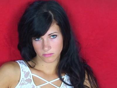 Dauergeile Amateur Hure in Dessous poppt sich mit einem Gummischwanz 