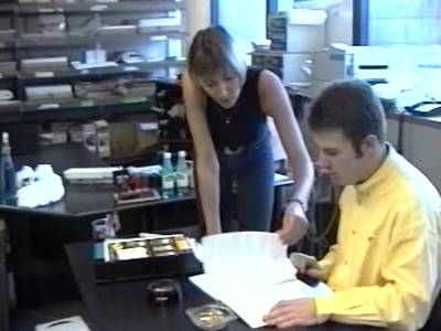 Heißer Sex Akt mit perverser Büroangestellten auf dem Bürotisch